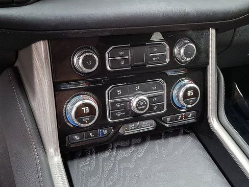 Used 2024 GMC Yukon Denali w/ Advanced Technology Package AWD/4WD image 18