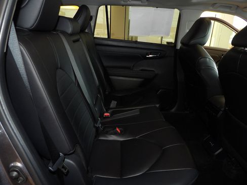 Used 2024 Toyota Highlander XLE AWD/4WD image 18