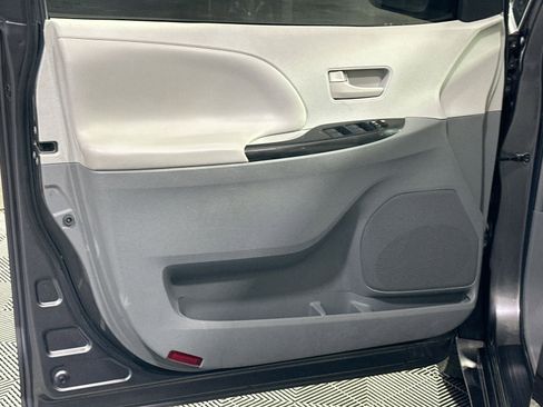 Used 2013 Toyota Sienna L w/ Towing Pkg image 15