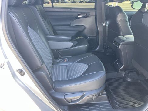 Used 2022 Toyota Highlander XSE AWD/4WD image 32