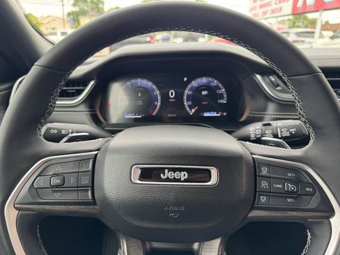 Used 2025 Jeep Grand Cherokee Limited AWD/4WD image 16