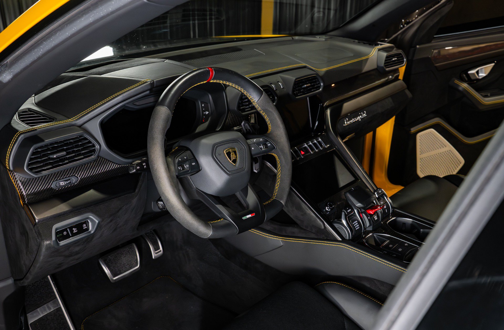 Used 2024 Lamborghini Urus Performante AWD/4WD image 40