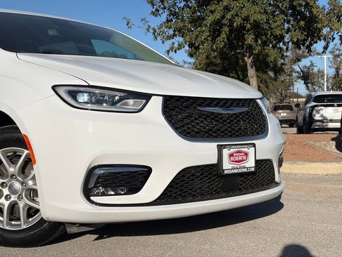 Used 2024 Chrysler Pacifica Touring-L image 3