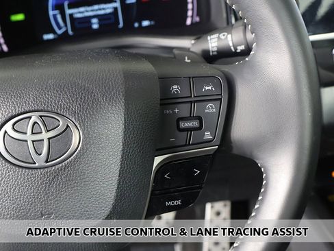 Used 2025 Toyota Camry SE image 3