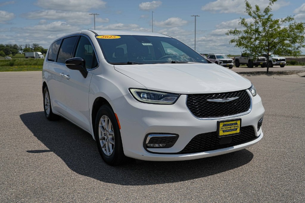 Used 2025 Chrysler Pacifica Select FWD image 5
