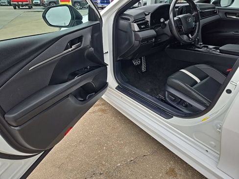 Used 2025 Toyota Camry SE FWD image 29