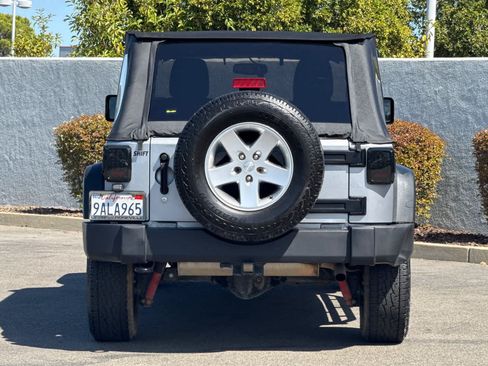 Used 2015 Jeep Wrangler Unlimited Rubicon w/ Connectivity Group AWD/4WD image 8