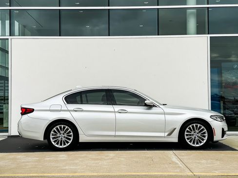 Certified 2022 BMW 530i w/ Premium Package image 3