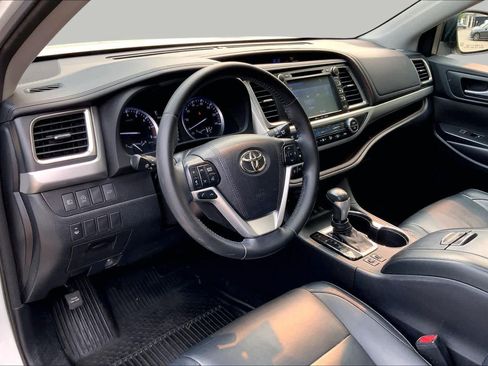 Used 2018 Toyota Highlander XLE AWD/4WD image 18