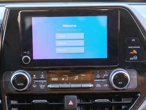 Used 2023 Toyota Highlander LE AWD/4WD image 15