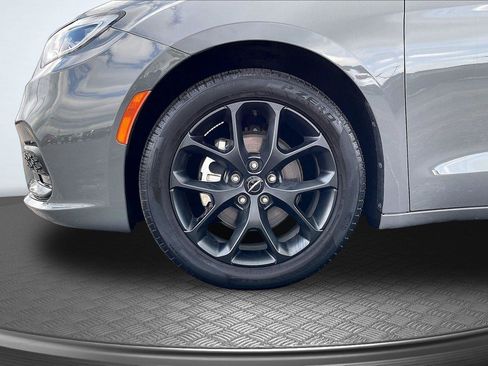 Used 2025 Chrysler Pacifica Limited FWD image 10