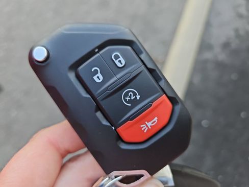 Used 2025 Jeep Wrangler Unlimited Sahara AWD/4WD image 35