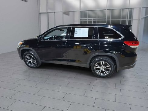Used 2019 Toyota Highlander LE AWD/4WD image 6
