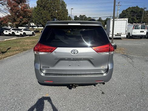 Used 2013 Toyota Sienna XLE image 4