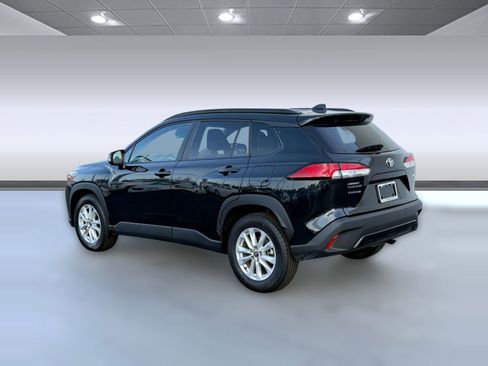 Used 2025 Toyota Corolla Cross LE image 3