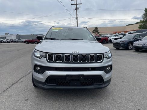 Used 2024 Jeep Compass Latitude AWD/4WD image 5