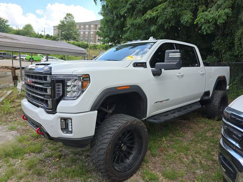 Used 2022 GMC Sierra 2500 AT4 w/ AT4 Premium Plus Package AWD/4WD image 3