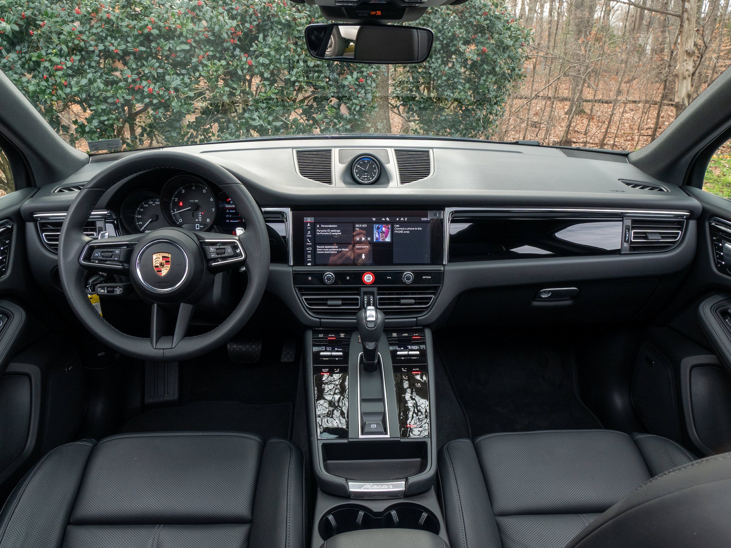 Certified 2025 Porsche Macan AWD/4WD image 25