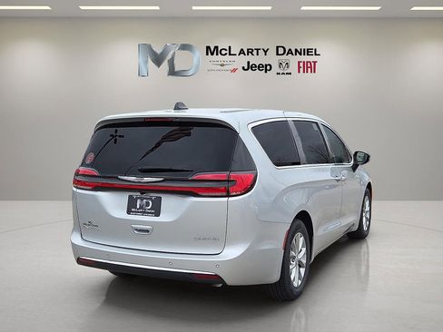 New 2026 Chrysler Pacifica Limited w/ Uconnect Theater Family Group FWD image 5