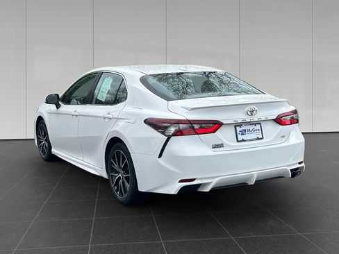 Used 2023 Toyota Camry SE FWD image 3