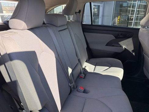 Used 2022 Toyota Highlander LE image 30