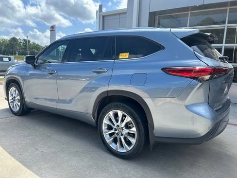 Used 2023 Toyota Highlander Limited FWD image 5