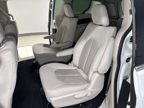 Used 2017 Chrysler Pacifica Touring Plus FWD image 2