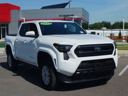 Used 2025 Toyota Tacoma SR5 AWD/4WD image 2