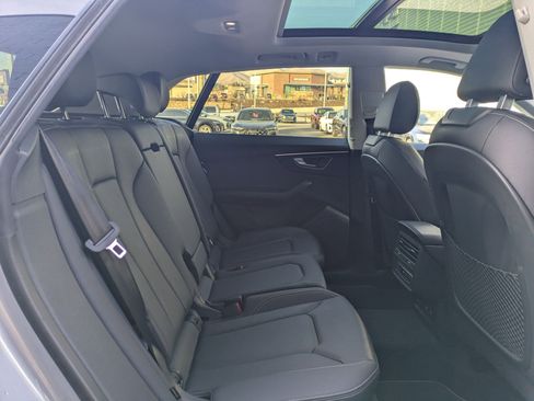 Used 2023 Audi Q8 Premium image 27