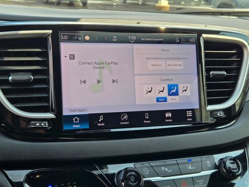 Used 2025 Chrysler Pacifica Select image 25