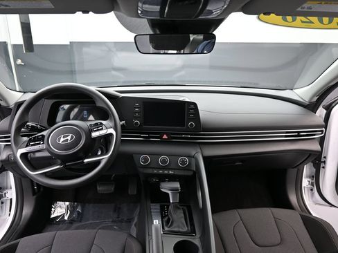 Certified 2026 Hyundai Elantra SE FWD image 10