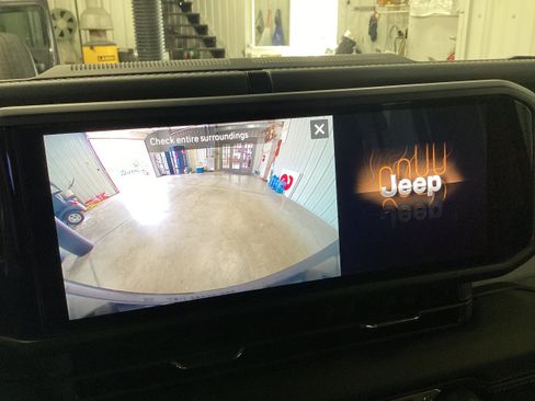 Used 2025 Jeep Wrangler Unlimited Sahara w/ Safety Group AWD/4WD image 27