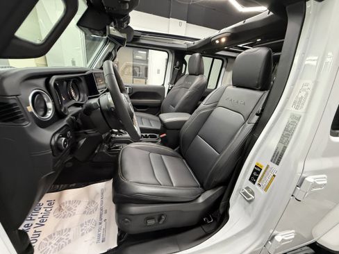 Used 2024 Jeep Wrangler Unlimited Sahara AWD/4WD image 11