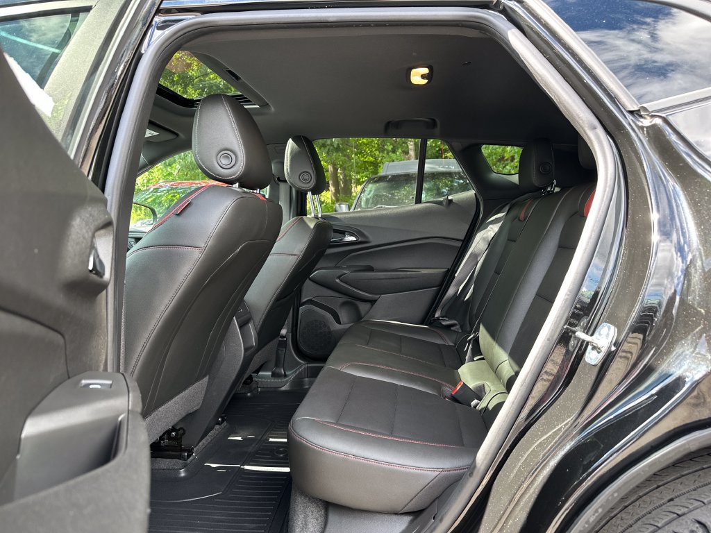 Used 2024 Chevrolet Trax RS w/ Sunroof Package FWD image 18