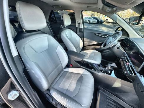 Used 2024 Kia Niro EX Touring image 33