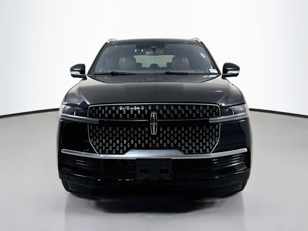 Used 2025 Lincoln Navigator Reserve AWD/4WD image 2
