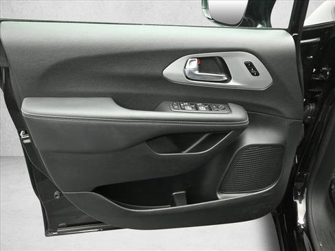 Used 2025 Chrysler Pacifica Limited image 19