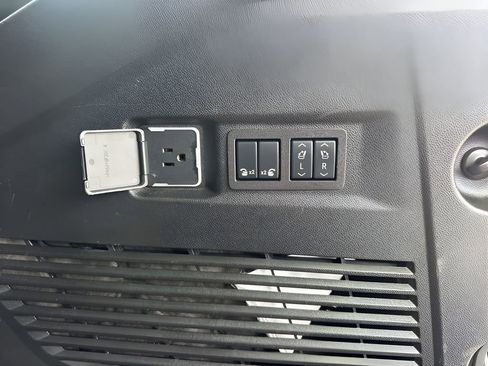 Used 2025 GMC Yukon Denali image 32