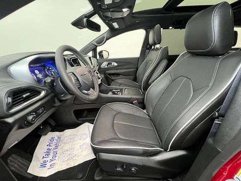 New 2026 Chrysler Pacifica Limited image 4