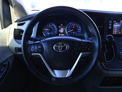 Used 2017 Toyota Sienna XLE image 11
