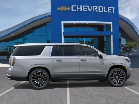 New 2026 Chevrolet Suburban High Country AWD/4WD image 33