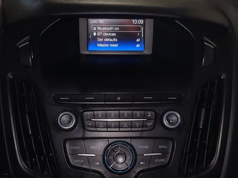 Used 2018 Ford Focus SE w/ SE Appearance Package FWD image 25