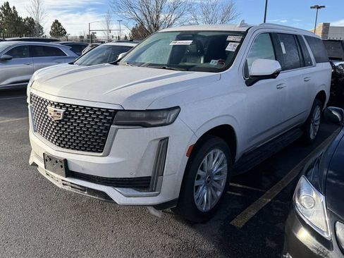 Used 2022 Cadillac Escalade ESV Luxury image 2