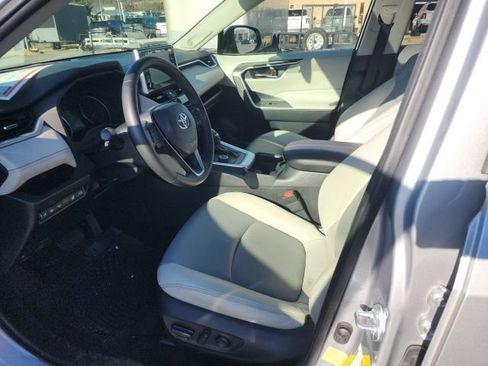 Used 2021 Toyota RAV4 XLE Premium image 16