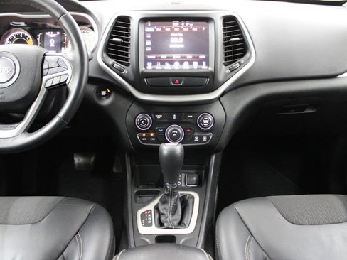 Used 2018 Jeep Cherokee Latitude Plus FWD image 20