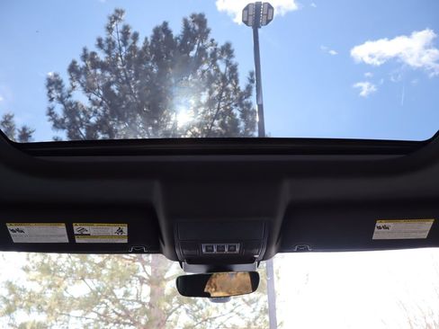 Used 2018 Land Rover Discovery HSE image 28