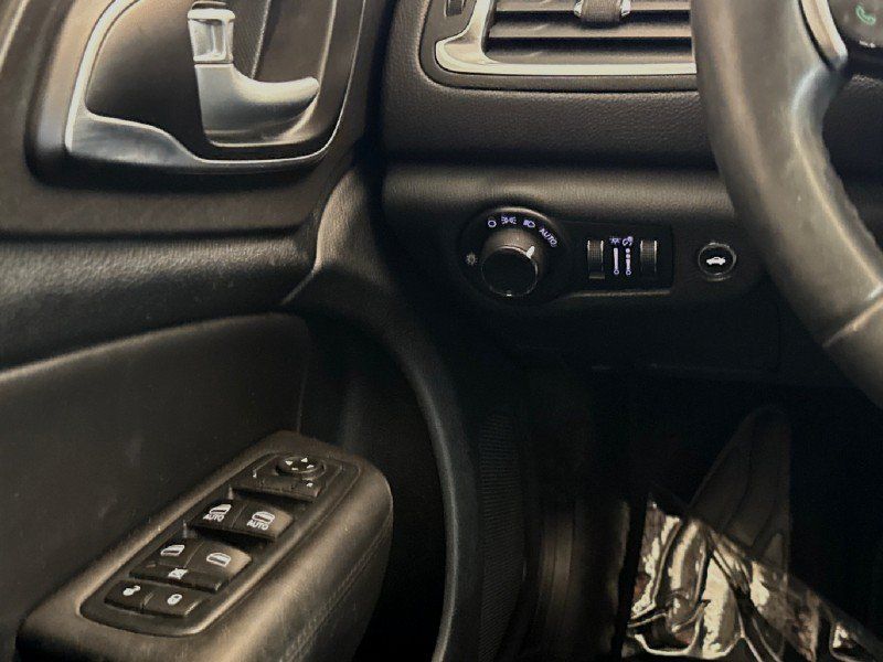 Used 2017 Chrysler 200 Limited Platinum FWD image 11