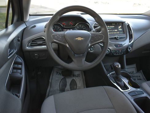 Used 2018 Chevrolet Cruze LT w/ Convenience Package image 18