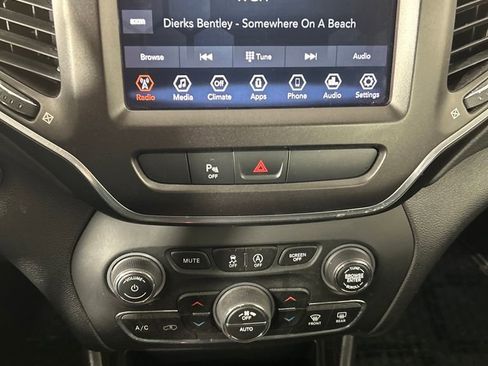 Used 2020 Jeep Cherokee Trailhawk image 15