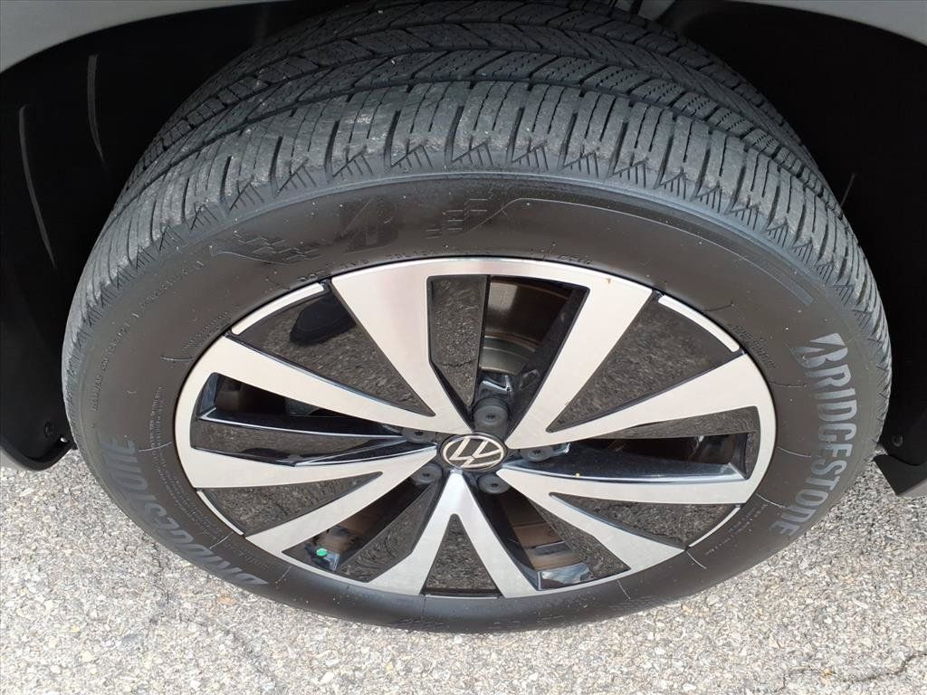 Used 2022 Volkswagen Taos SE w/ Panoramic Sunroof Package FWD image 10
